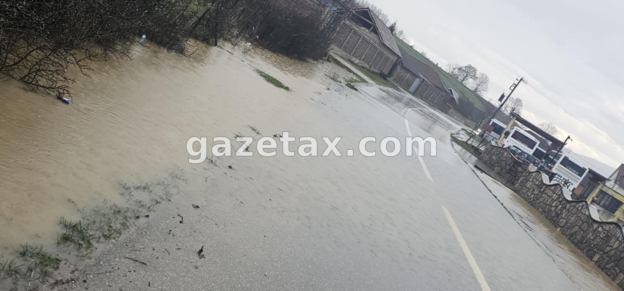 FOTO: Mungesa e kanalit bllokon rrugen nga shiu !