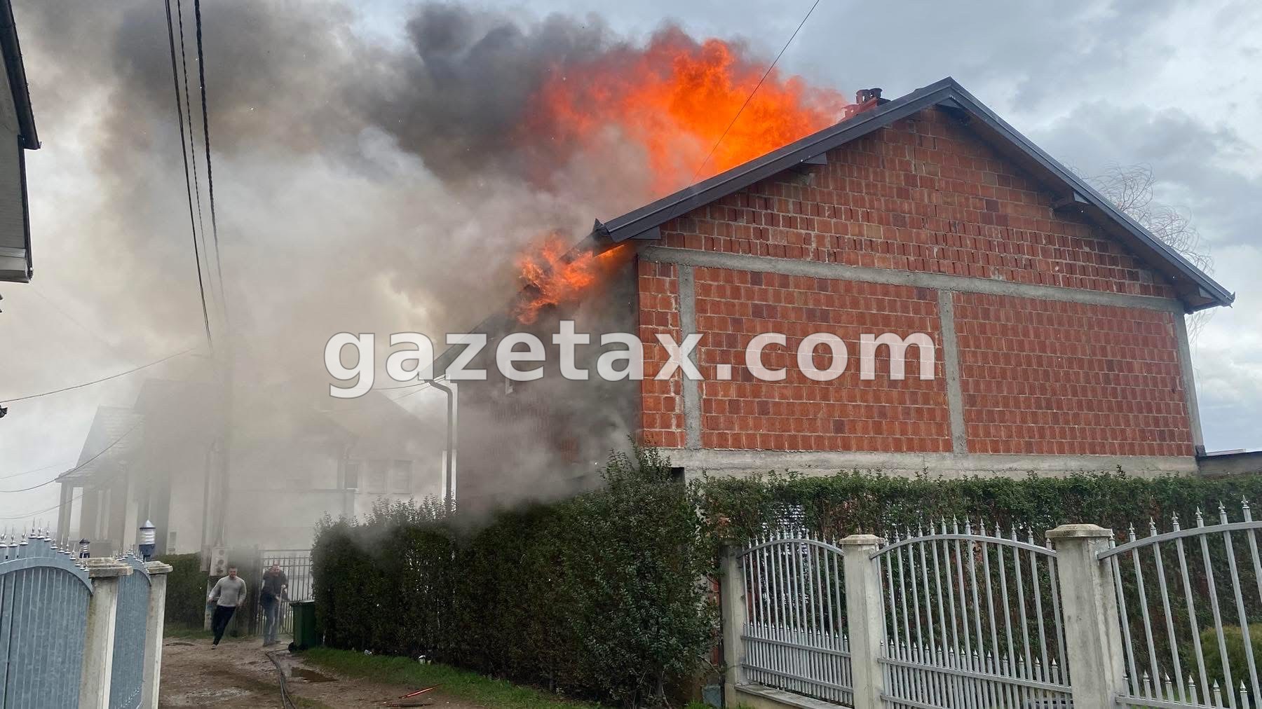 Gjakovë, një shtëpi përfshihet nga flakët, ndërhyjnë Zjarrfikësit