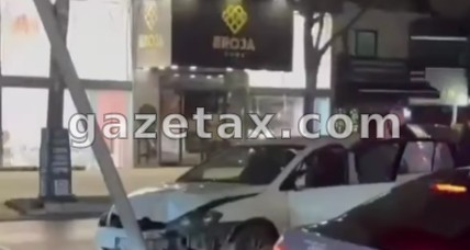 Shoferja godet shtyllën në qendër të Mitrovicës, ka të lënduar