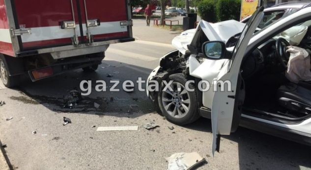 Video: Aksident në mes vetures së policisë së Kosovës dhe taksisë, në Prishtinë tek udhëkryqi i konvikteve.  