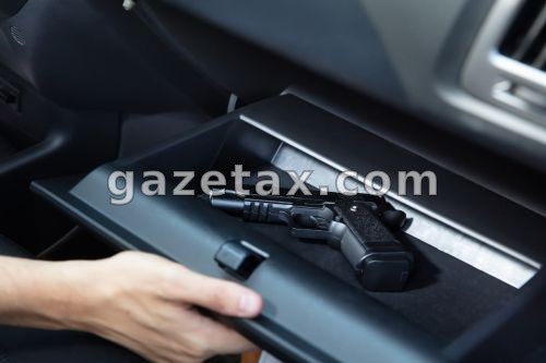 Mbante pistoletën e tij në veturë në Suharekë, dërgohet në ndalim për 48 orë