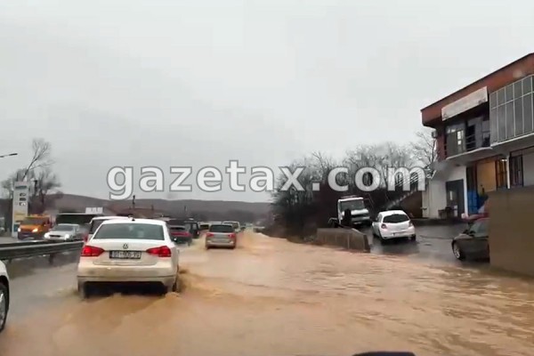 VIDEO: Situatë kaotike ne Drenas , veturat gati të përmbytura