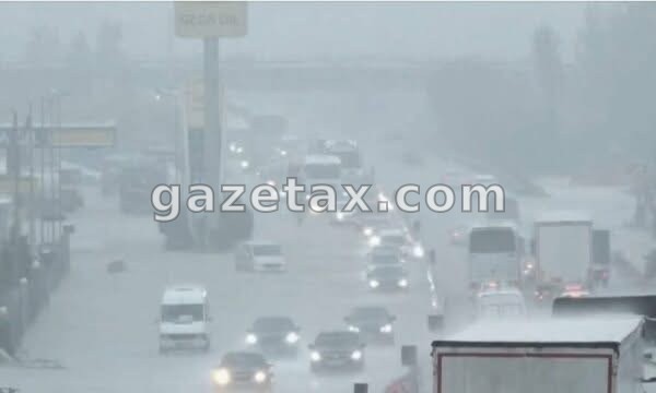 Kaos në autostradën Tiranë-Durrës, makinat të bllokuara në mes të ujit