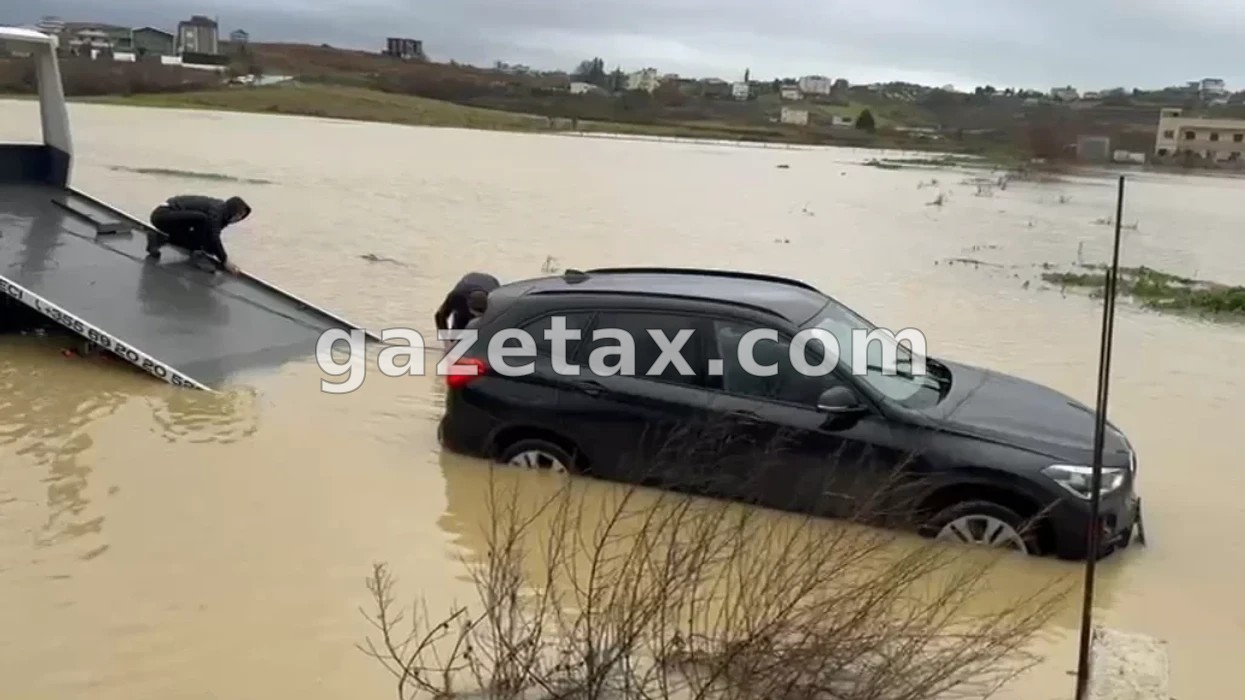 Raportohet se familja kosovare me tre fëmijë janë bllokuar në makinë nga përmbytjet në Shqipëri