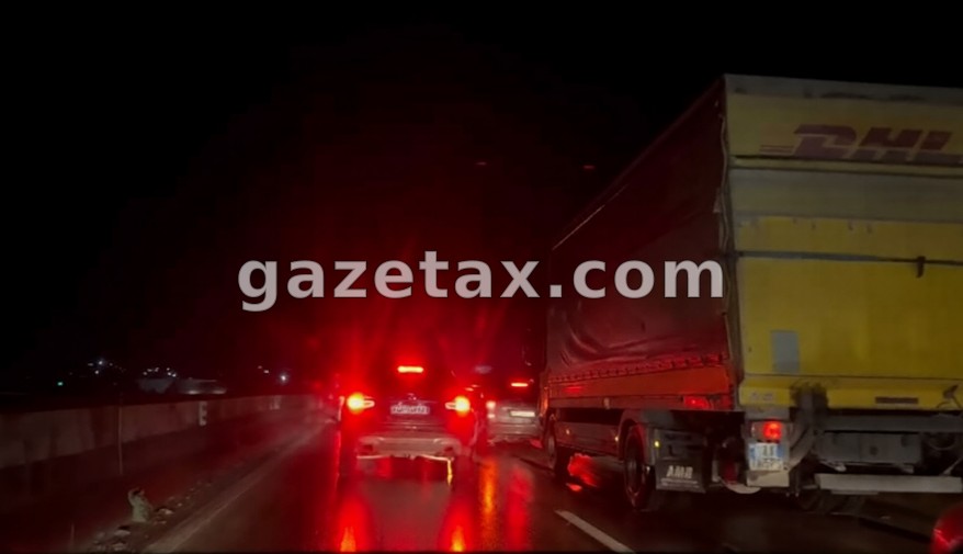 Autostrada Durrës-Tiranë vijon të jetë e përmbytur, trafik kilometrik automjetesh