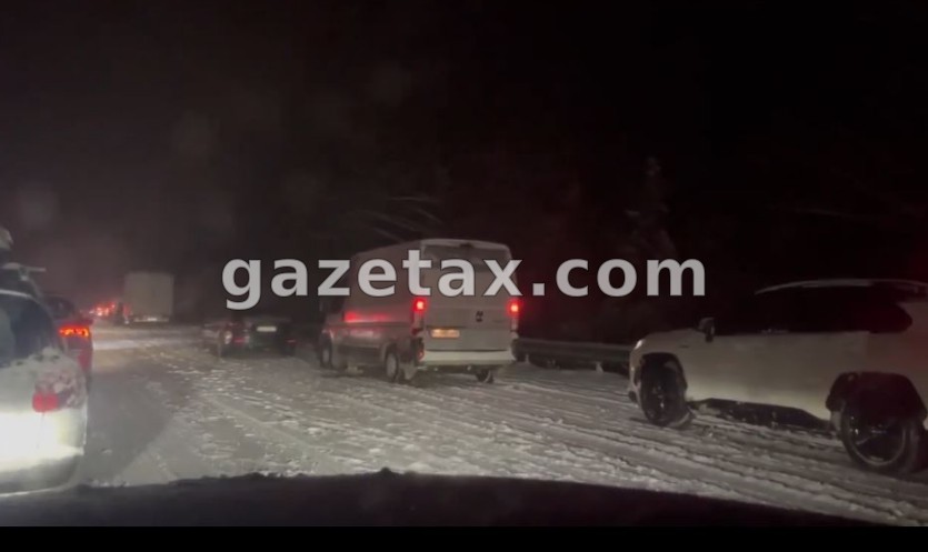 Bora bllokon autostradën A1 në Slloveni, mërgimtari: 4 orë pa lëviz, jam me gruan dhe fëmijët e vegjël