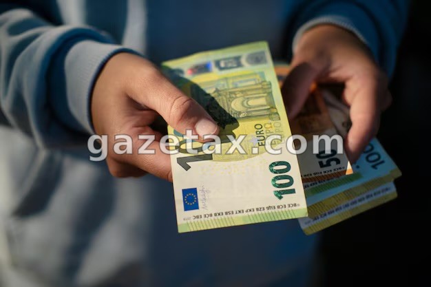 Ekskluzive | Me skemën e ndërrimit të 100 euros, mashtron dy qytetarë në Prishtinë dhe Shkabaj – i dyshuari dërgohet në ndalim