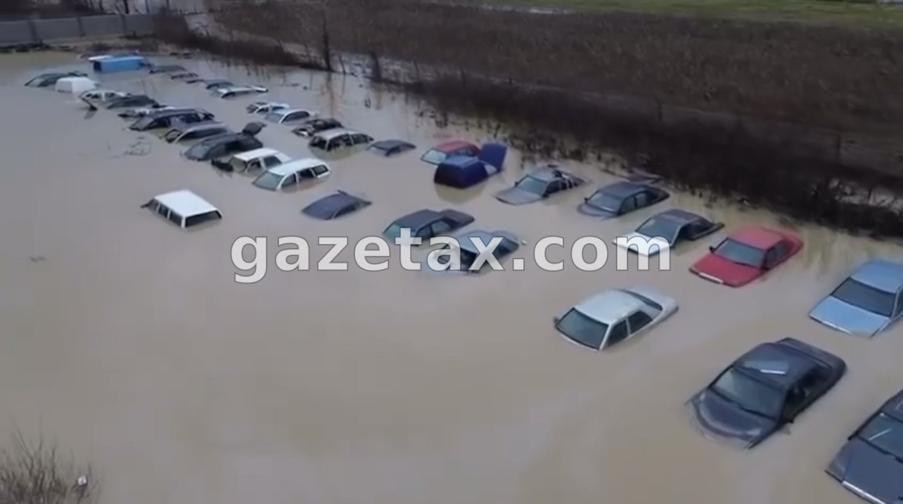 VIDEO - Vërshimet dëmtojnë të gjitha veturat e një biznesi në Rugovë të Hasit ! (kliko për të shikuar videon)