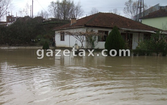 LAJMI FUNDIT - Një viktimë nga përmbytjet në Shqipëri.