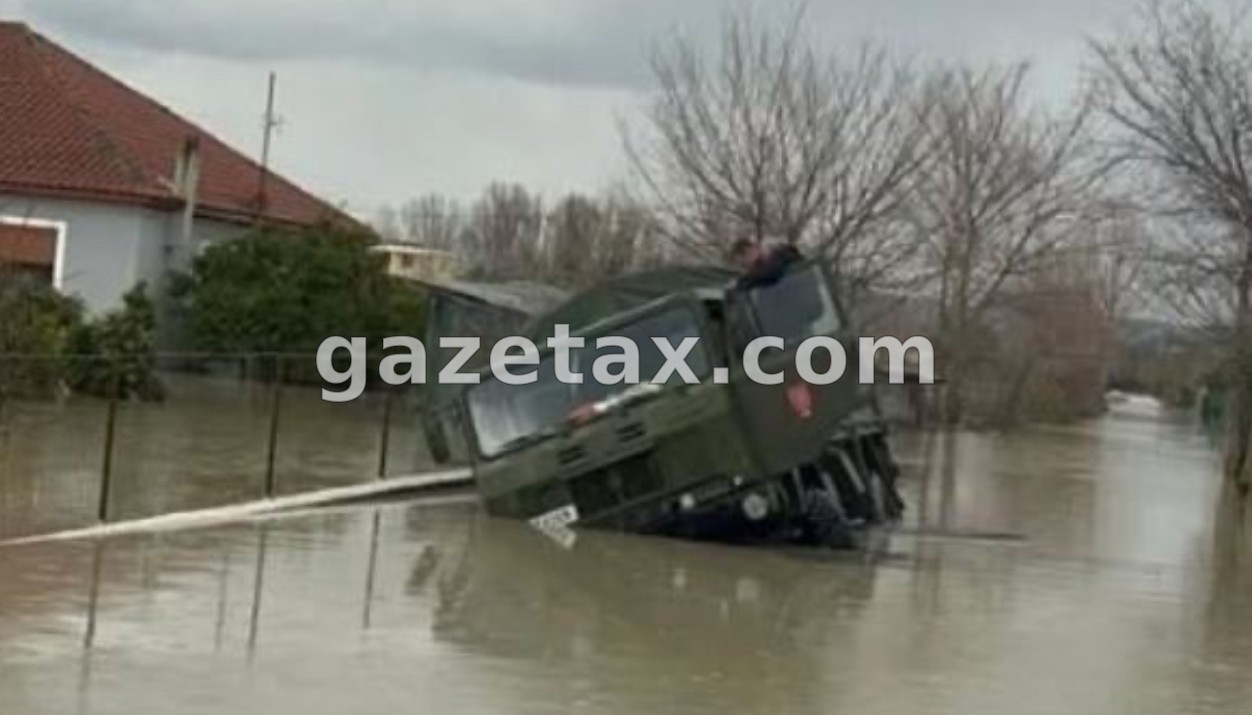 Kamioni i ushtrisë ‘ngec në ujë’ gjatë tentimit për të ndihmuar banorët në Durrës