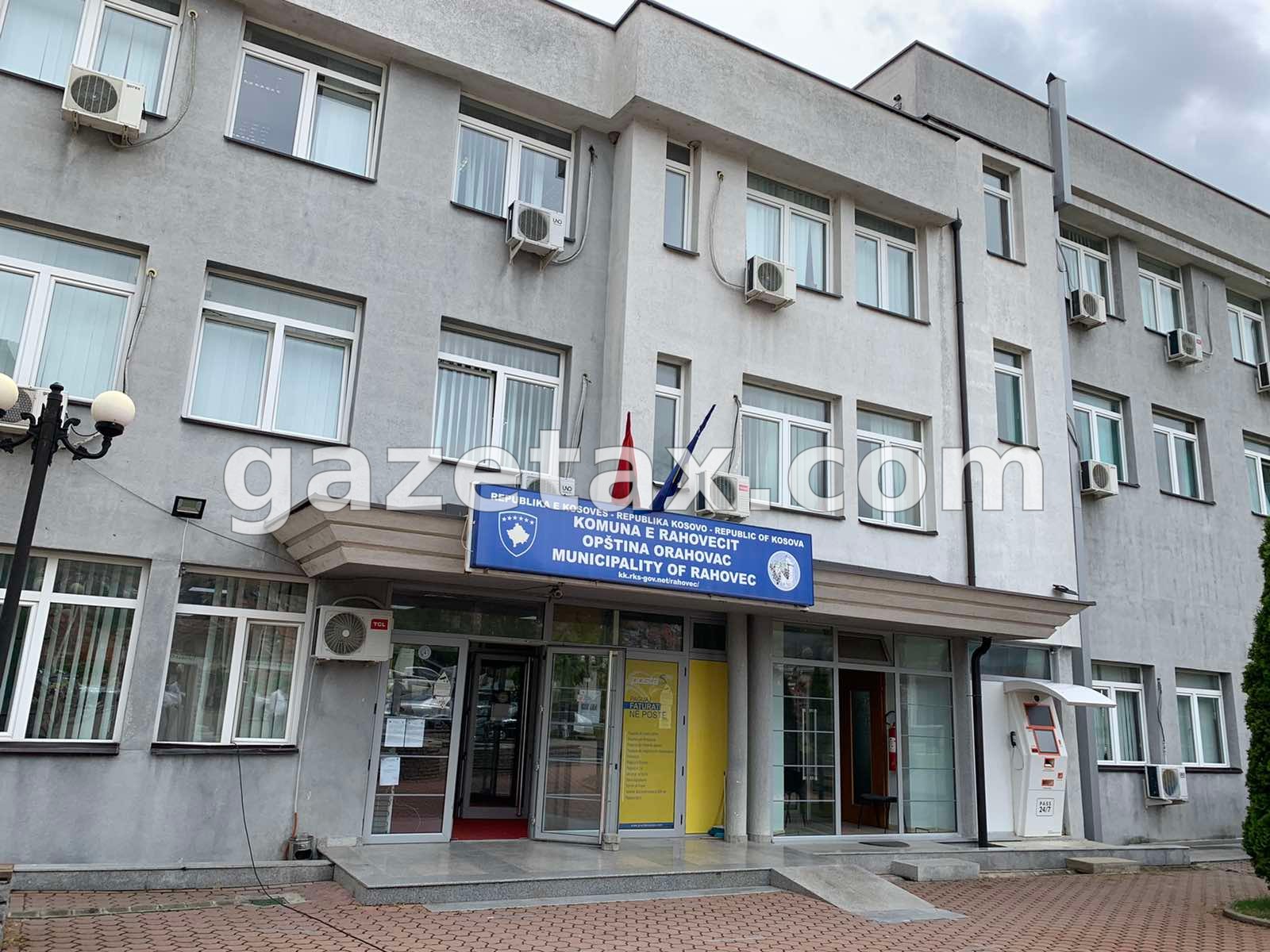 Ekskluzive | Vdes papritur një grua në oborrin e Komunës së Rahovecit – rasti në hetim nga Policia