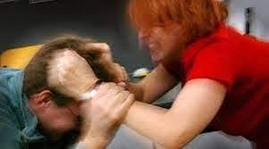 Përleshje mes çiftit në Prishtinë- gruas i dëmtohet telefoni, burri pëson lëndim trupor