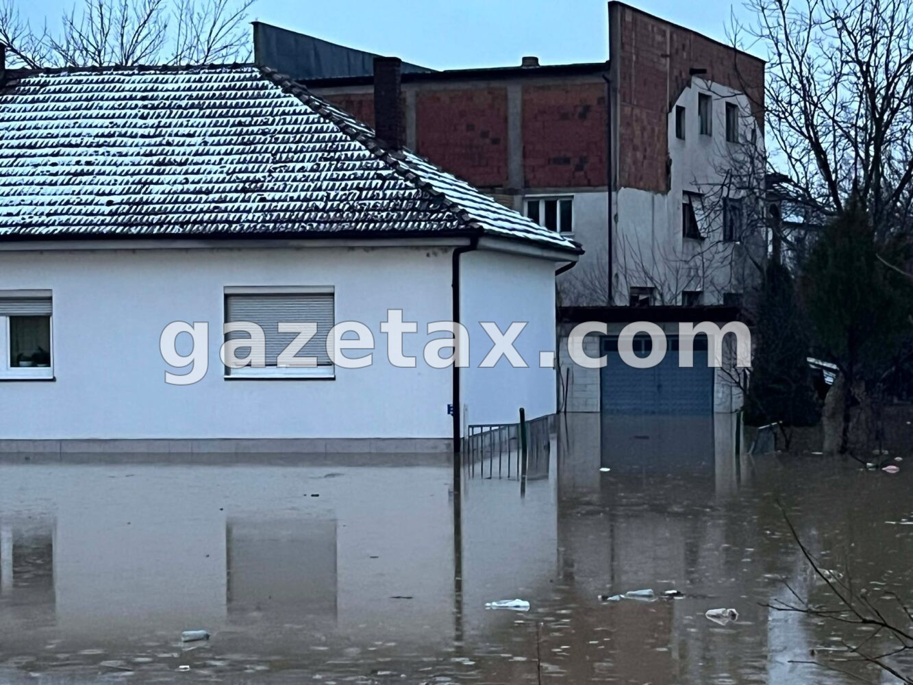 Vërshimet e Sitnicës zhysin dhjetëra shtëpi në ujë