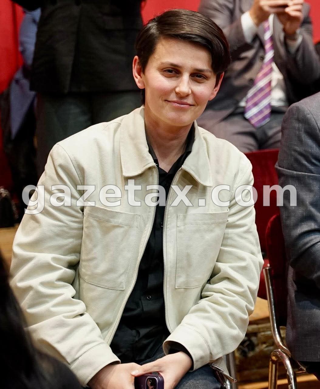 Edonë hoti dhuron pagën mujore.