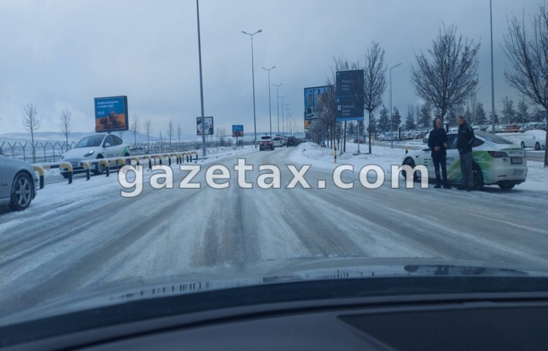 Rrugët me borë, vështirësi në qarkullim drejt Aeroportit “Adem Jashari”