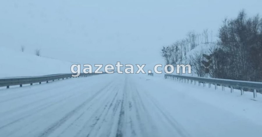 Vështirësi kalimi në dy rrugë që çojnë drejt kufirit