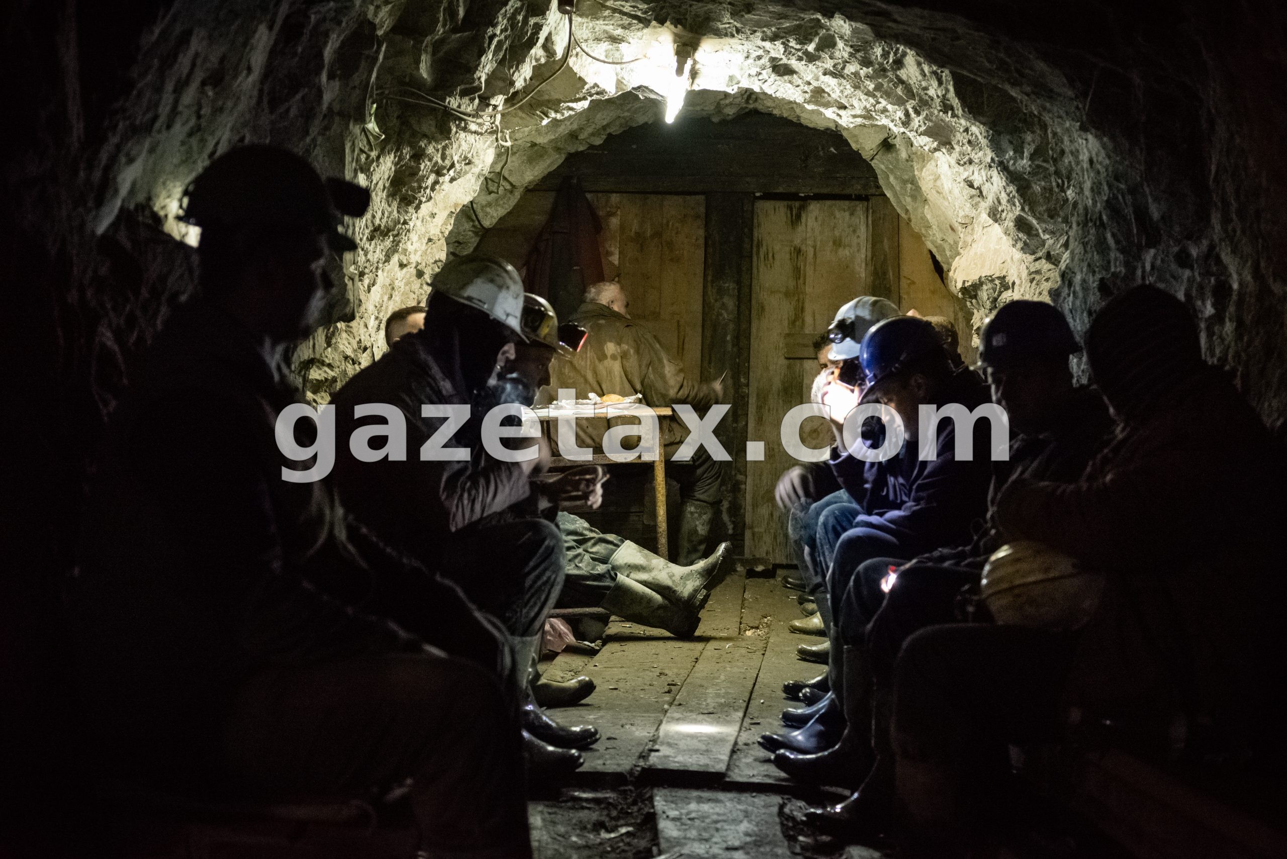 Pesë minatorë u bllokuan nën tokë për nëntë orë