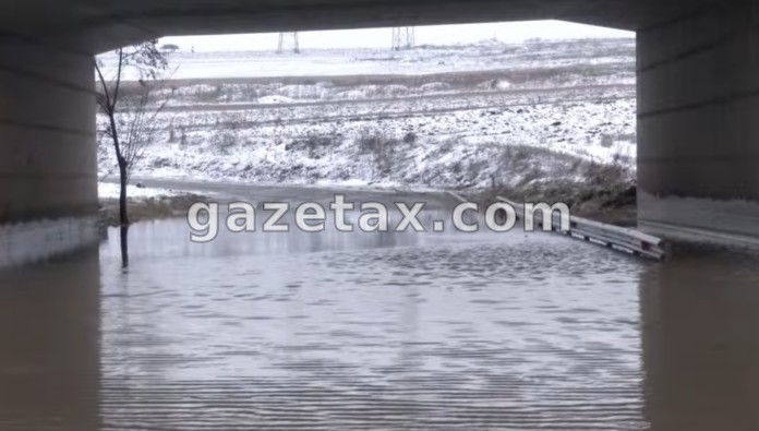 Disa rrugë ende të pakalueshme për shkak të reshjeve