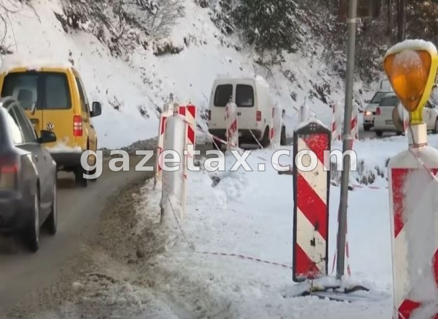 Reshjet atmosferike dëmtuan rrugën nacionale Zhur-Dragash