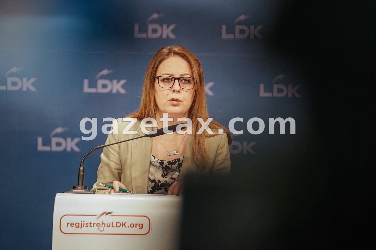 Hykmete Bajrami jep dorëheqje nga pozita e nënkryetares së LDK-së, kërkon edhe dorëheqjen e Abdixhikut