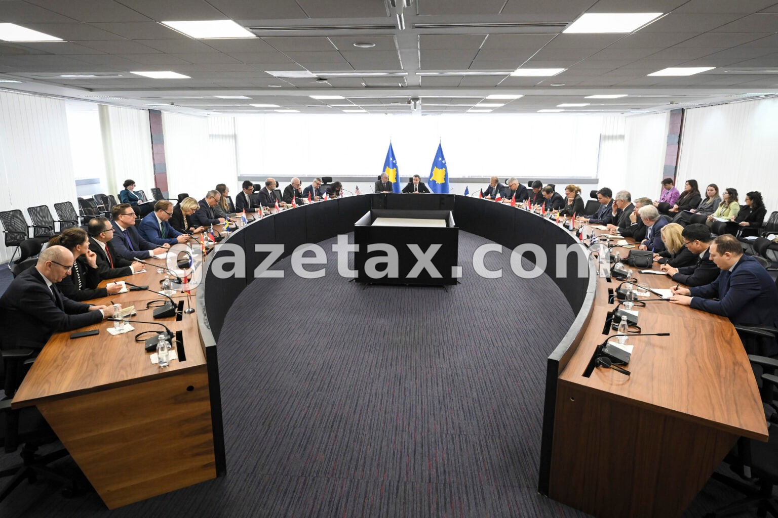 Kurti zhvilloi takim me ambasadorët e akredituar në Kosovë