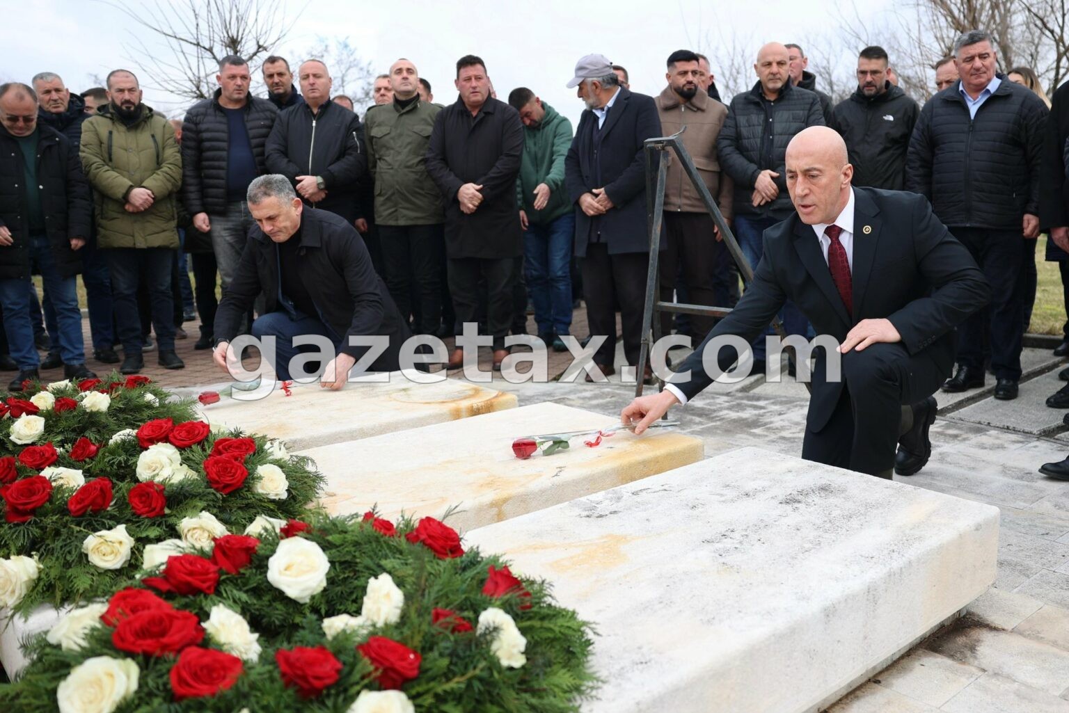 Haradinaj përkujton Jusuf e Bardhosh Gërvallën dhe Kadri Zekën