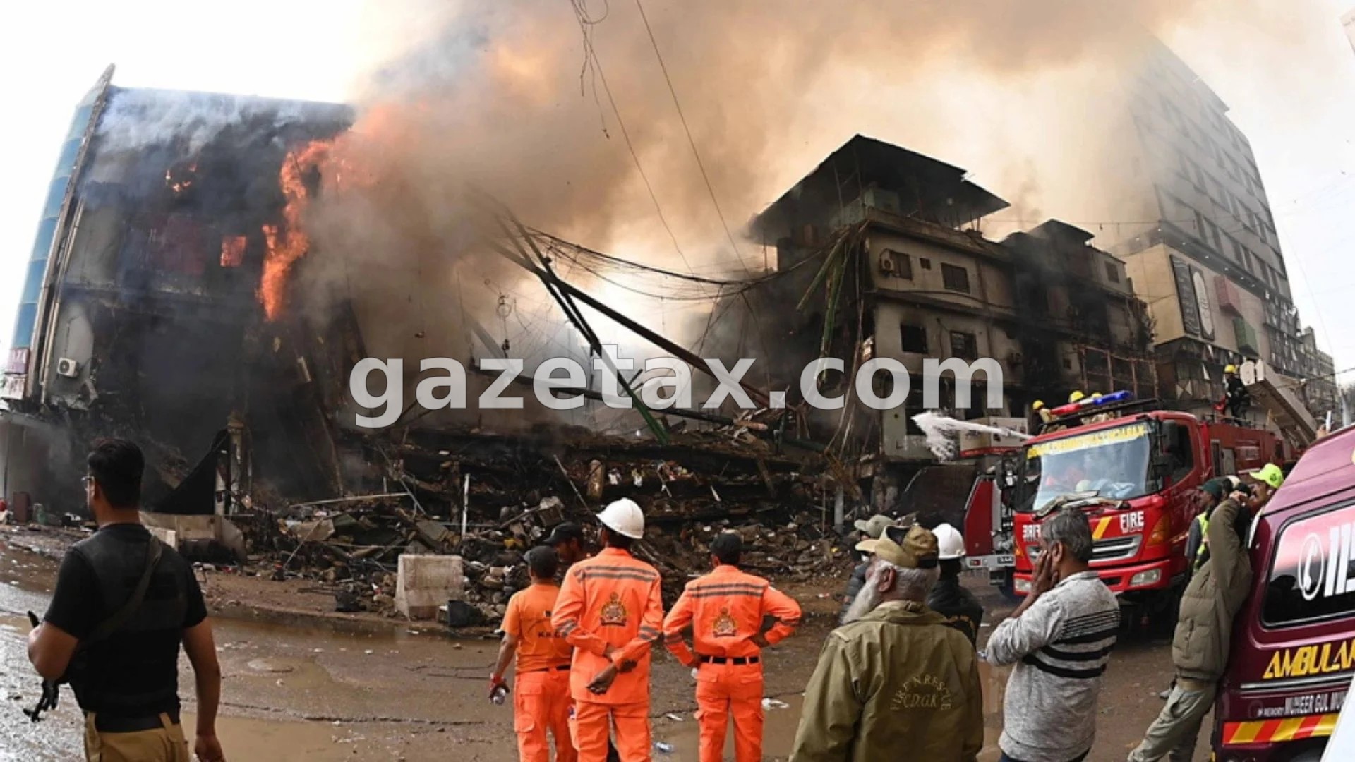 Zjarr masiv në një qendër tregtare në Pakistan, 6 viktima dhe 20 të plagosur