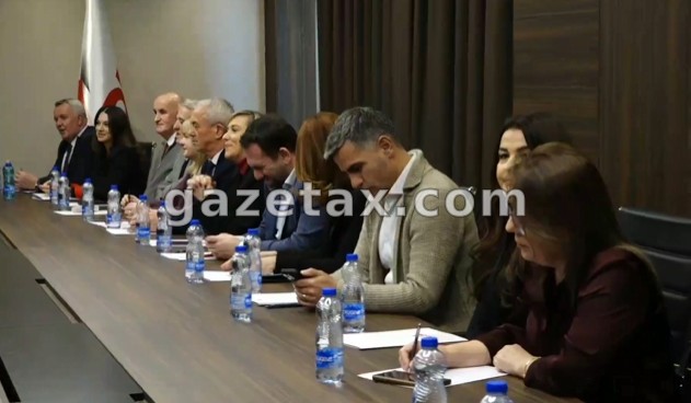 Abdixhiku i ha fjalët e veta – “Xhafa” që pozoi me Kurtin pas shpine, ende pjesë e Kryesisë 