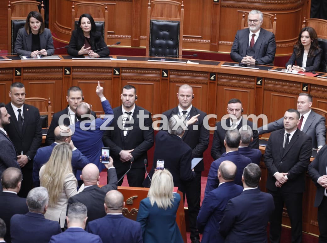 Tensione në Kuvendin e Shqipërisë: Opozita bllokon foltoren, mazhoranca miraton projektligjet
