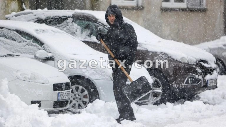 Reshje të mëdha të borës në Bosnjë, vdes një grua