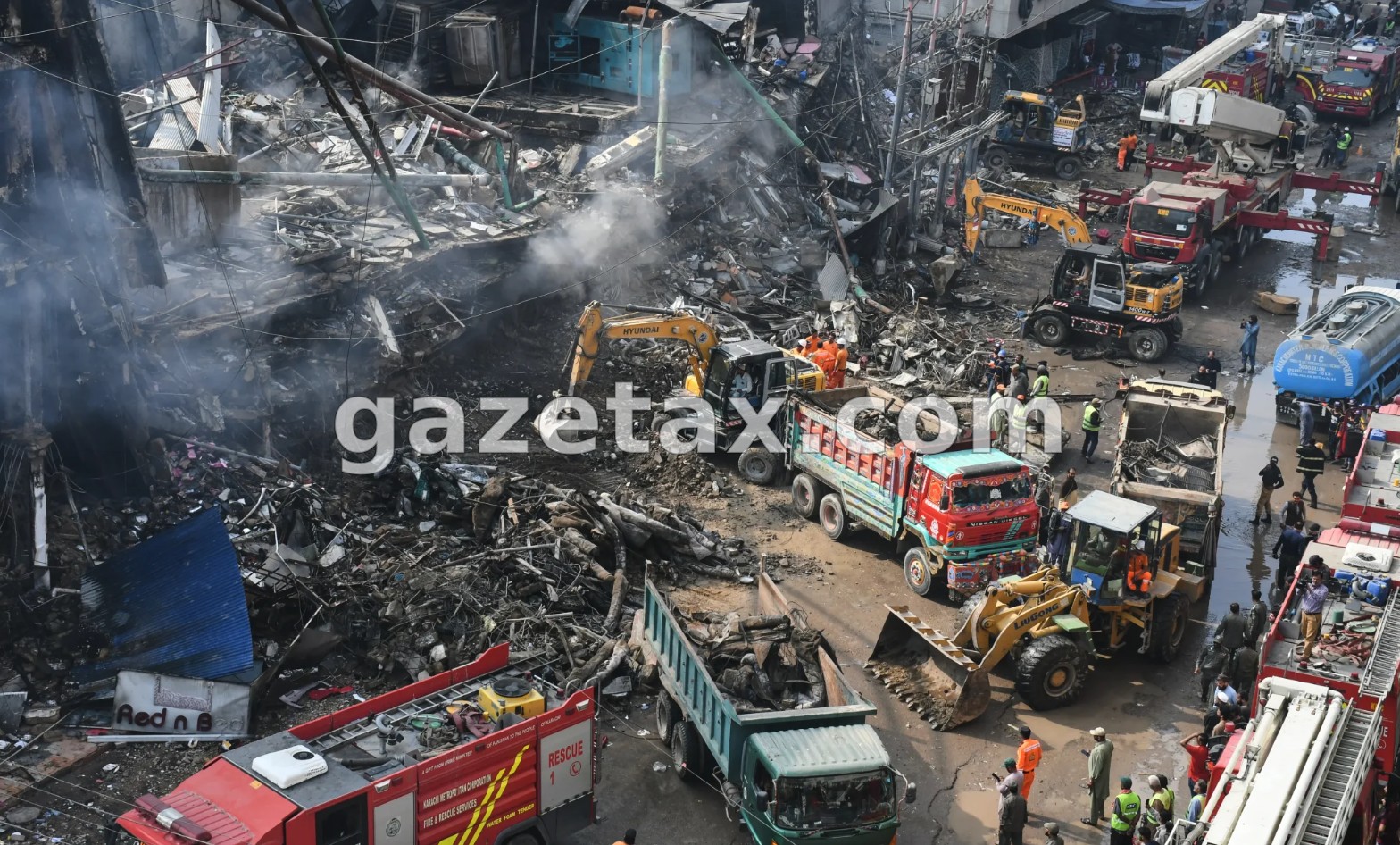 21 të vdekur dhe mbi 60 të zhdukur nga zjarri masiv në Pakistan