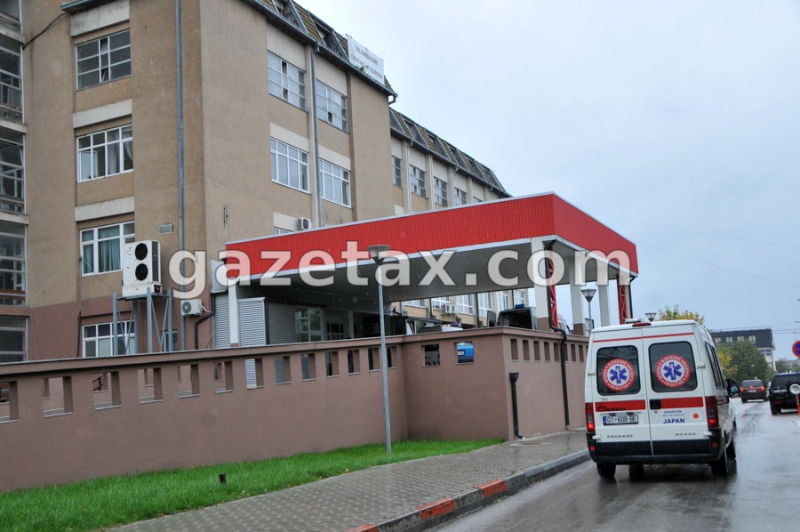 Lajmi i fundit | “Dramë” në QKUK, ish-bashkëshorti dyshohet se sulmoi ish-gruan dhe partnerin e saj – Policia ndërhyri me urgjencë