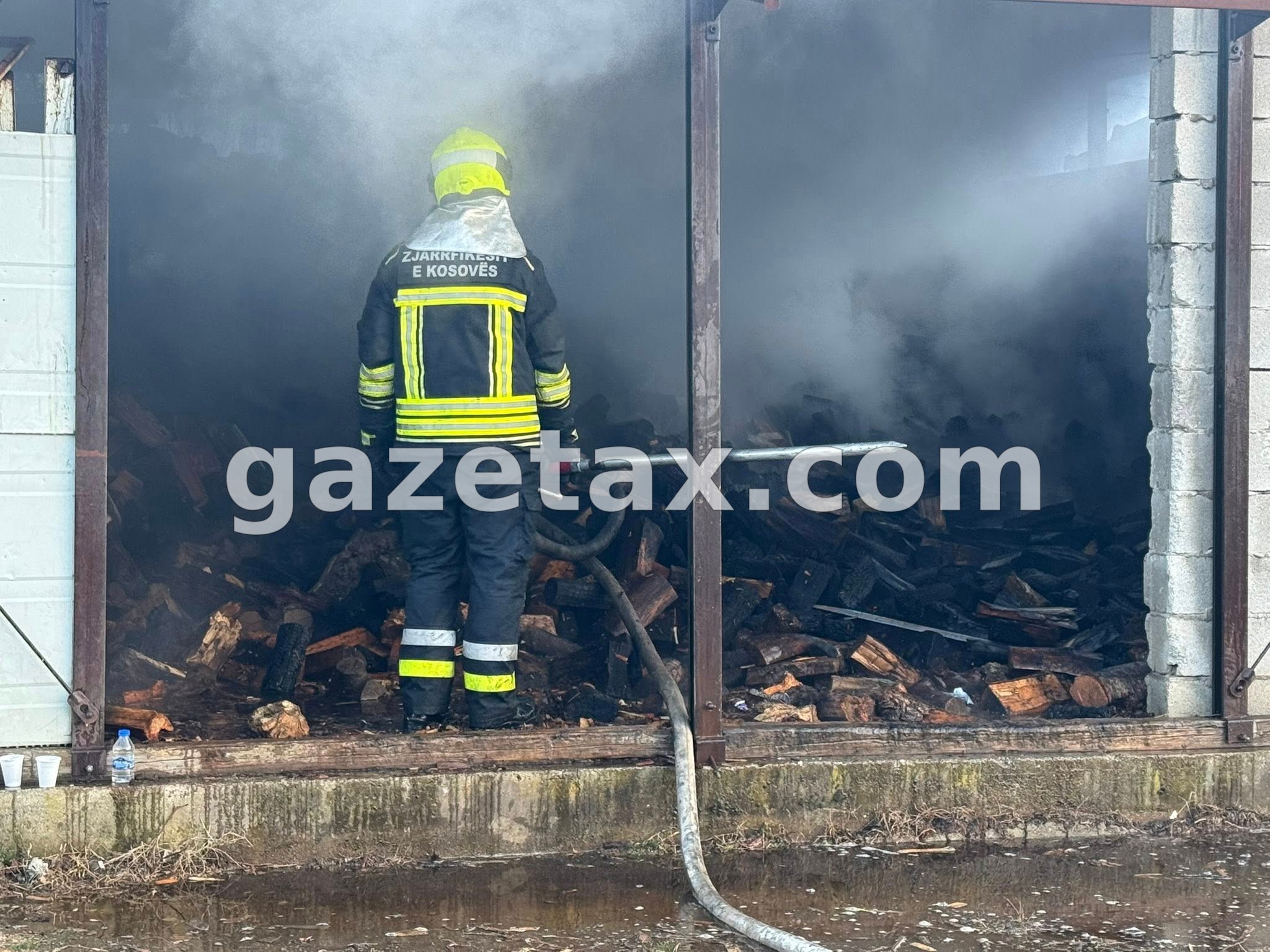 Zjarr në Shkollën ‘Sylejman Vokshi’ në Deçan, ndërhyrje e shpejtë e zjarrfikësve