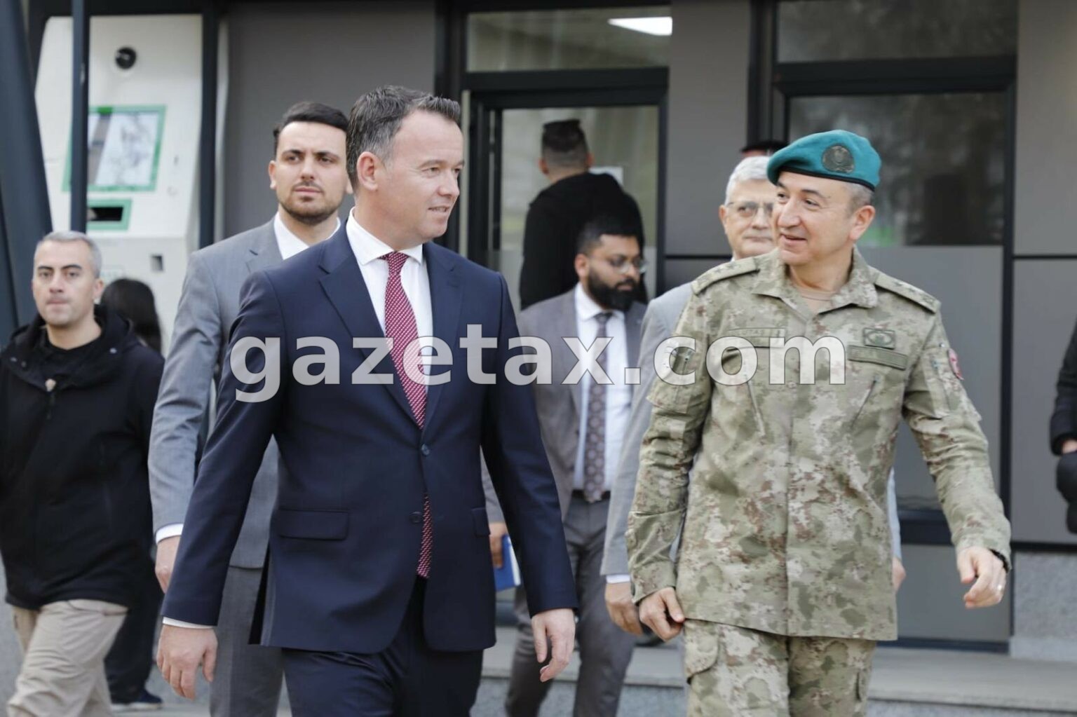 Komandanti i KFOR-it takohet me Pecin në Mitrovicën e Jugut, diskutohet situata e sigurisë