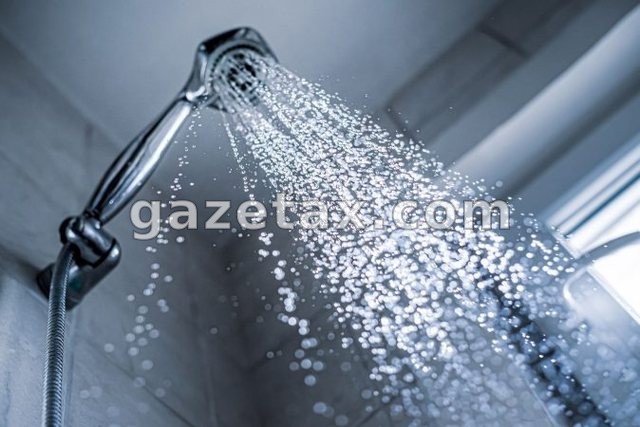 Mëngjes apo mbrëmje: Kur është më mirë të bëni dush?