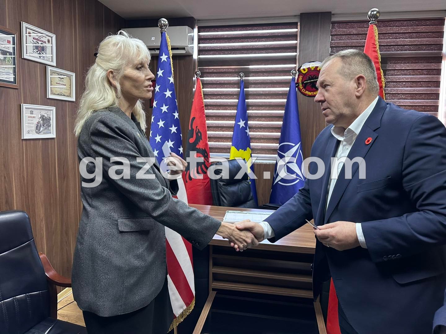 Kryeveteranja amerikane vjen në Kosovë – Gucati i jep mirënjohje