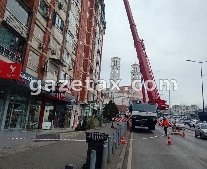 Pjesë e llamarinës së kulmit bie në lagjen Dardania, bllokohet përkohësisht rruga “Bill Clinton”