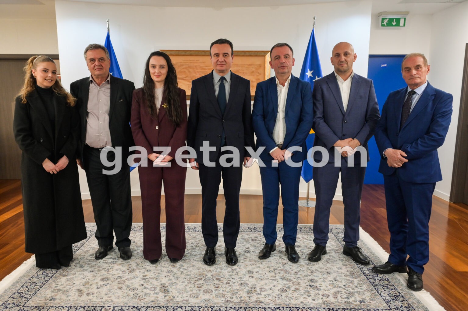 Kurti kthehet nga Davos, njofton për një takim me një grup krijuesish shqiptarë nga Mali i Zi