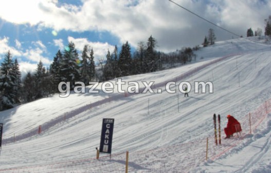 Katër persona lëndohen pasi motorri i borës përplaset me shtyllën elektrike në Bogë